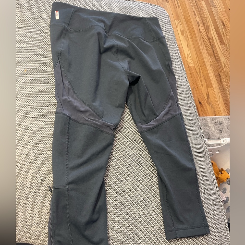 Nordstrom Z by Zella cropped legging w/ mesh cutouts and zipper grey - Sz Medium